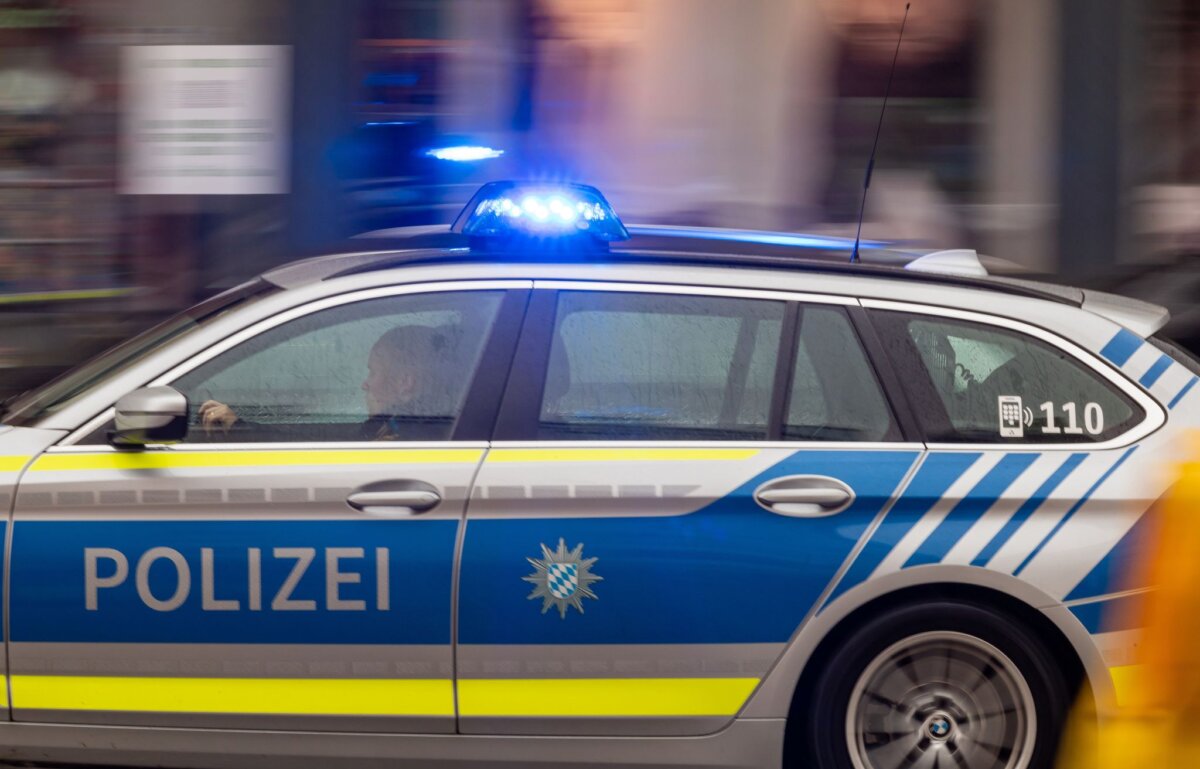Polizeiwagen mit Blaulicht Die Polizei rückte zum Sommerfest der rechtsextremen Partei Die Heimat in Berlin an. (Symbolbild)