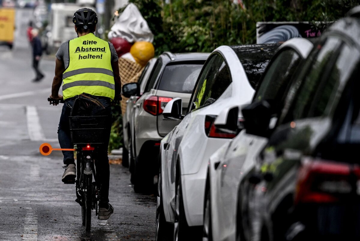 Radfahrer im Straßenverkehr Der Ton im Straßenverkehr wird einer Umfrage zufolge rauer. (Illustration)