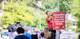 Heiße Phase des Wahlkampfs: Die Plakate hängen Mehrere Spitzenkandidaten der Berliner Parteien waren beim Aufhängen der Wahlplakate mit dabei, darunter der der SPD, Steffen Krach.