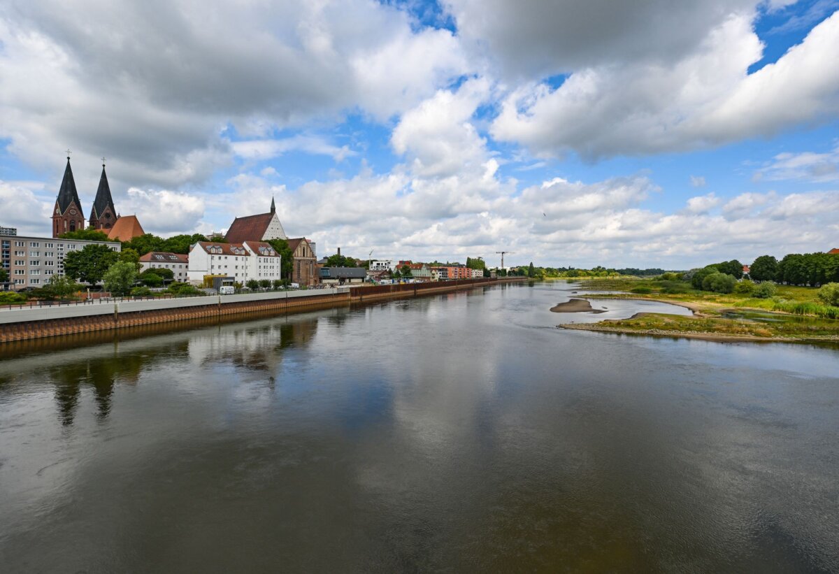 Niedrigwasser am Fluss Oder Nach einem frischen Wochenende wird das Wetter in Berlin und Brandenburg zum Wochenstart freundlicher.