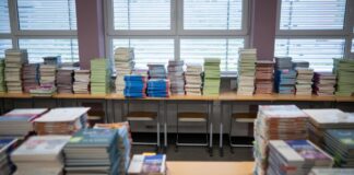 Bildungsstudie: Berlin und Brandenburg auf hinteren Plätzen In den Schulen stapeln sich die Bücher - doch nicht alles an Berlins und Brandenburgs Schulen läuft rund. (Symbolbild)