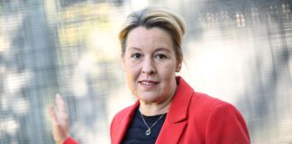 Giffey: An Expo-Plänen auch ohne Brandenburg dranbleiben Falls Brandenburg bei einer möglichen Bewerbung um die Expo abspringt, sollte Berlin die Pläne auch allein weiter verfolgen, meint Wirtschaftssenatorin Giffey von der SPD.
