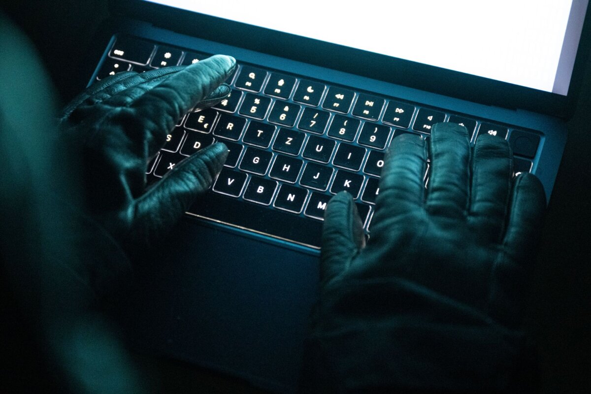 Cyberkriminalität Ein vermeintlicher Finanzberater brachte die Frau dazu, eine fünfstellige Kreditsumme auf ein ausländisches Konto zu überweisen. (Symbolbild)