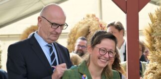 Hunderte Menschen bei Erntefest in Damelang Dietmar Woidke und Hanka Mittelstädt auf dem Erntefest.