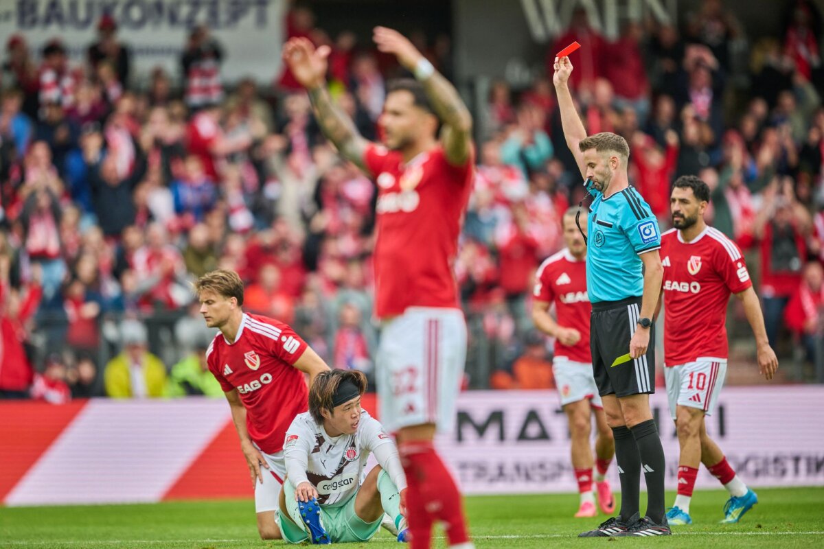 FC Energie Cottbus - FC St. Pauli Der Platzverweis für Ando veränderte das Spiel, St. Pauli geriet in dei Defensive.