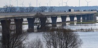 Abriss startet: Elbbrücke bei Wittenberge wird gesperrt Ab der kommenden Woche rollen die Autos nicht mehr über die alte Elbbrücke der B189. (Archivbild)