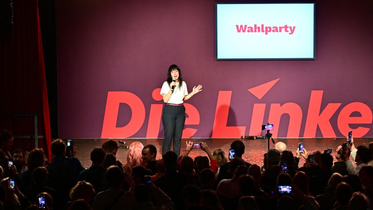 Wahlparty Die Linke Wahlsiegerin Elif Eralp (Die Linke) spricht auf einer Wahlparty der Berliner Linken. (Archivbild)