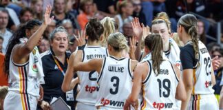Klare Steigerung: Basketballerinnen schlagen Japan Jubel bei Deutschlands Basketballerinnen nach dem ersten Sieg.