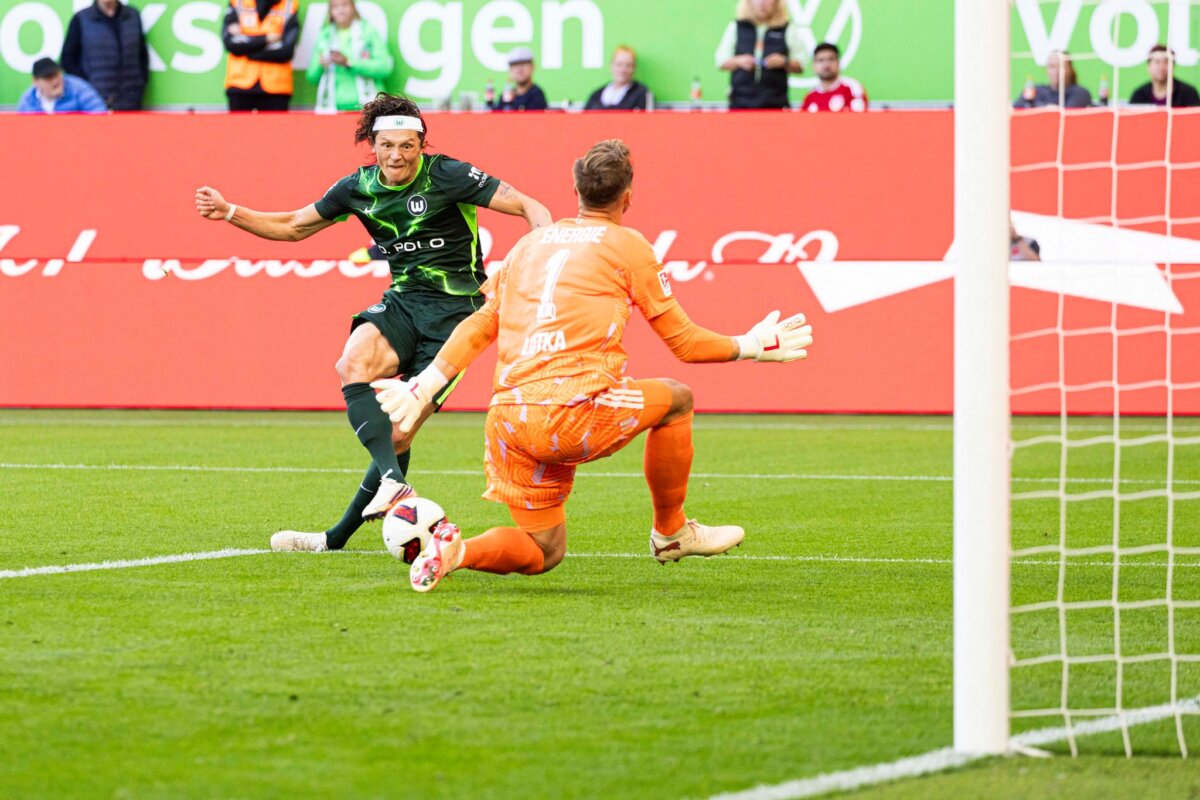 VfL Wolfsburg - Energie Cottbus Reese (l) wird in den vergangenen Wochen immer wieder ausgepfiffen.