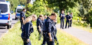 Stromnetz-Sabotage: Polizei ermittelt wegen Terrorverdacht Die Polizei sucht weiter nach Beweismitteln in der Nähe des Umspannwerks Preilack und des Kraftwerks Jänschwalde.