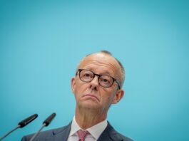 Umfrage: Nur ein Drittel sieht CDU noch als Volkspartei Eher schlechte Laune nach dem Wahlsonntag: Kanzler Merz.