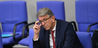Kulturstaatsminister Wolfram Weimer stellt finanzielle Konsequenzen im Fall einer von den Linken geführten Regierung in Berlin in den Raum. 