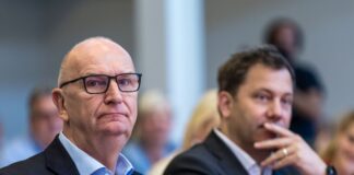 Woidke: SPD braucht klare Kante Brandenburgs SPD-Ministerpräsident Dietmar Woidke (links) hält einen klareren Kurs seiner Partei für notwendig. (Archivbild)