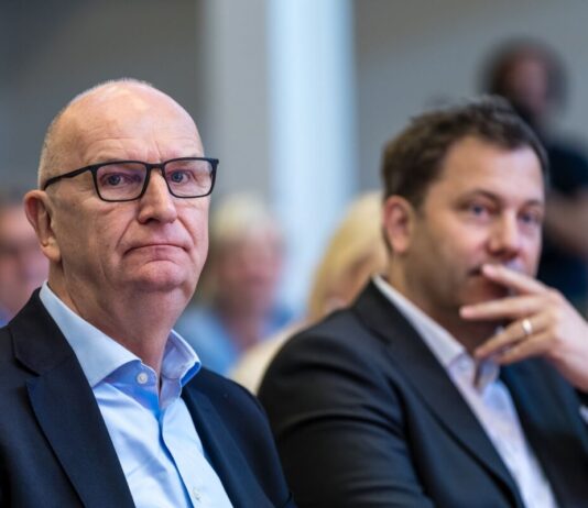 Woidke: SPD braucht klare Kante Brandenburgs SPD-Ministerpräsident Dietmar Woidke (links) hält einen klareren Kurs seiner Partei für notwendig. (Archivbild)