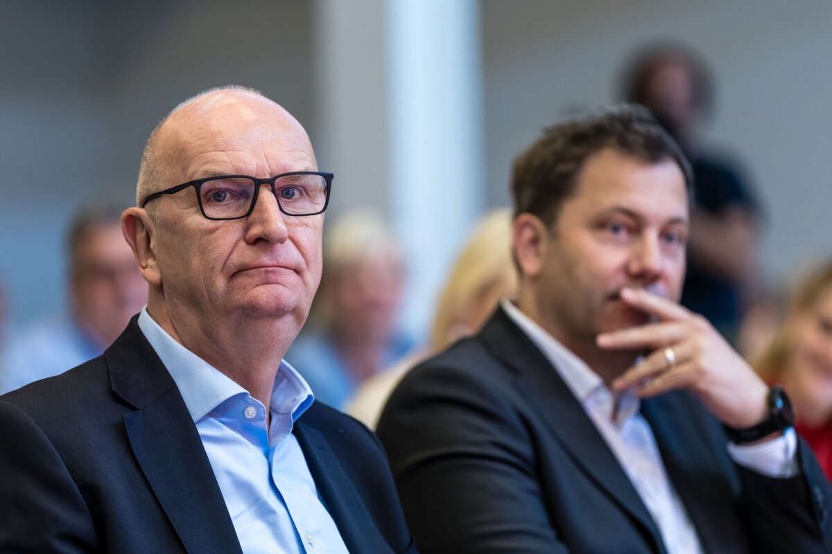 Brandenburgs Ministerpräsident Woidke und SPD-Chef Klingbeil Brandenburgs SPD-Ministerpräsident Dietmar Woidke (links) hält einen klareren Kurs seiner Partei für notwendig. (Archivbild)