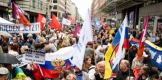 Demonstration für das Russische Haus in Berlin Hunderte Menschen haben vor dem Russischen Haus protestiert.