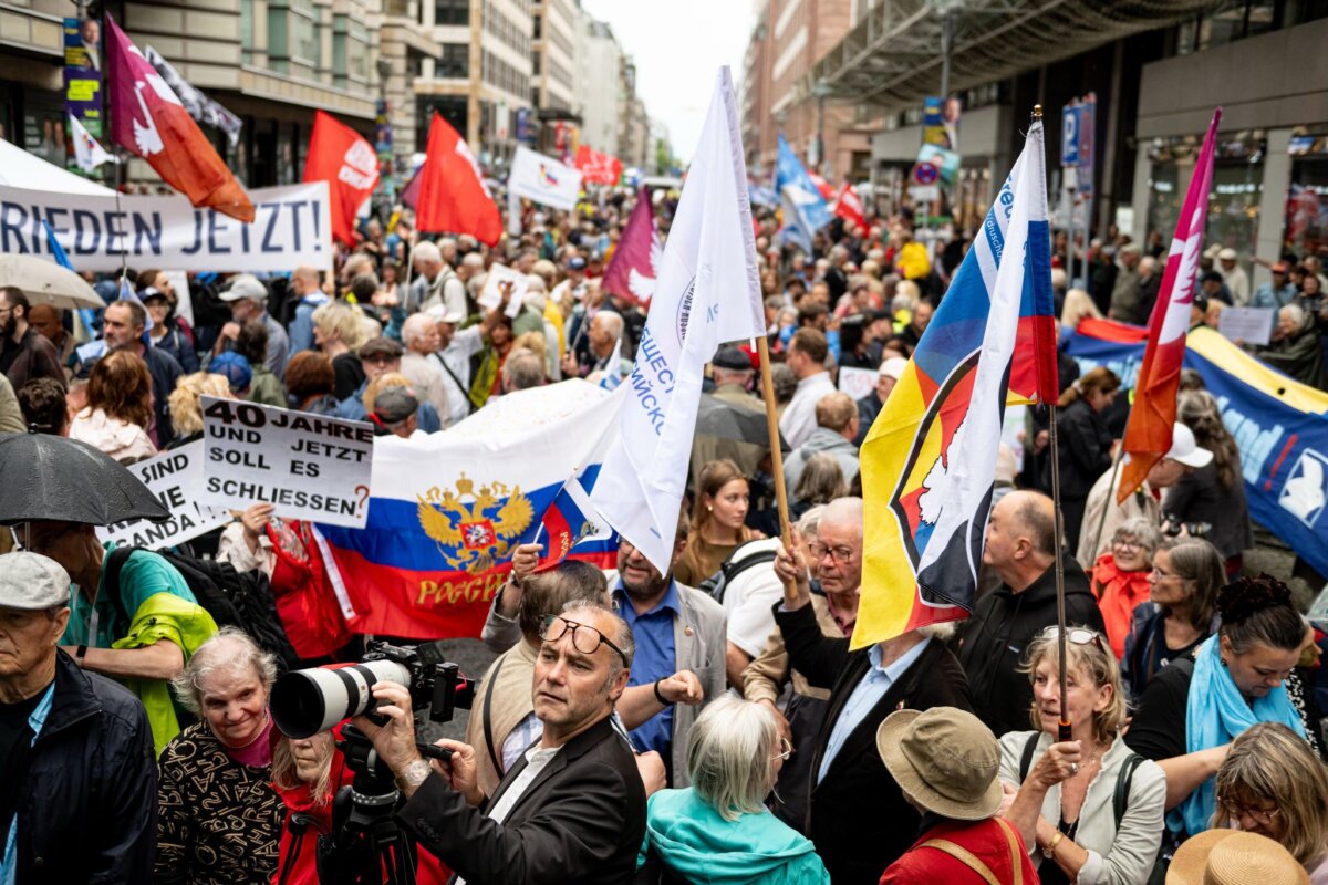 Demonstration zur Unterstützung des Russischen Hauses in Berlin Hunderte Menschen haben vor dem Russischen Haus protestiert.