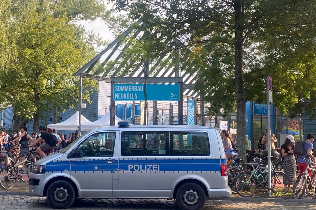 Polizeieinsatz im Sommerbad Neukölln 391 Einsätze absolvierte die Berliner Polizei in und vor Schwimmbädern im Sommer. (Archivbild)