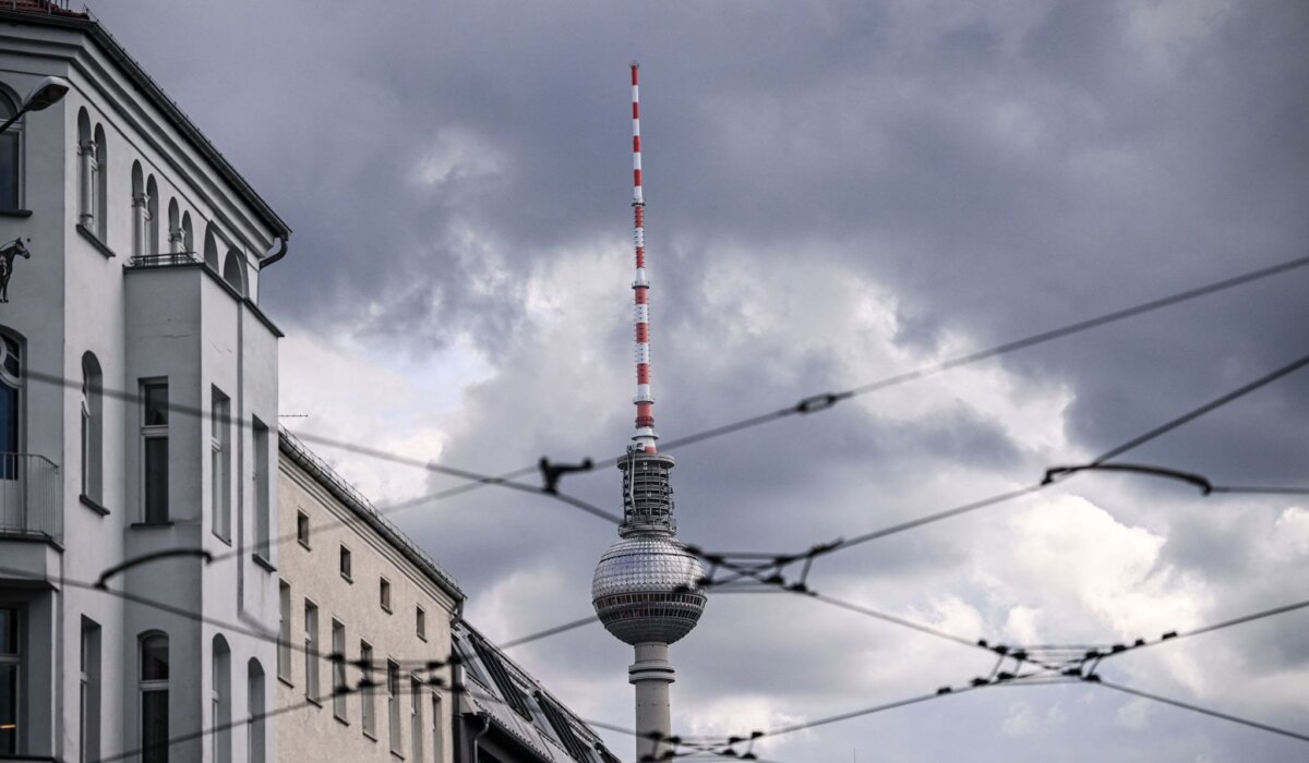 Wolken über Berlin Der Himmel zeigt sich am Wochenende mehrheitlich grau.