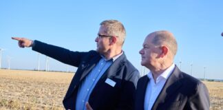 Erneuerbaren-Branche fürchtet Ausbremsen der Energiewende Der Geschäftsführer der Energiequelle GmbH, Michael Raschemann (l.), befürchtet Schäden für den Ausbau der erneuerbaren Energien. (Archivbild)