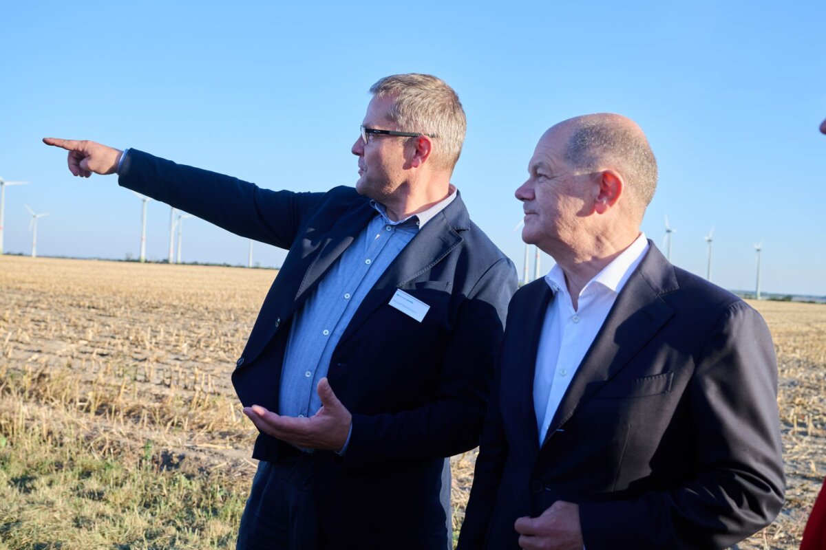 Unternehmer Michael Raschemann mit Olaf Scholz Der Geschäftsführer der Energiequelle GmbH, Michael Raschemann (l.), befürchtet Schäden für den Ausbau der erneuerbaren Energien. (Archivbild)