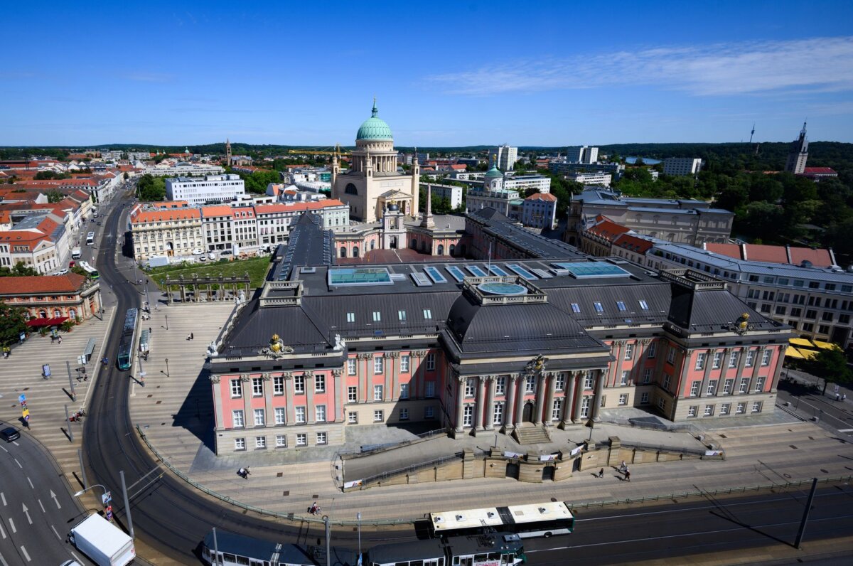 Das Landtagsgebäude in Potsdam Im Brandenburger Landtag liegt der Frauenanteil bei 28,4 Prozent. (Archivbild)