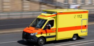 Motorradfahrer stirbt nach Unfall mit Lkw Trotz Rettungsmaßnahmen starb der Mann kurze Zeit später im Krankenhaus. (Symbolbild)