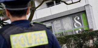 Angriff in Anwaltskanzlei: Tatverdächtige war Klientin Eine Frau wurde im Berliner Stadtteil Kaulsdorf im Osten der Stadt bei einem Angriff schwer verletzt.
