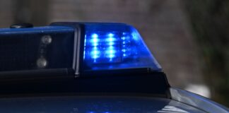 Polizist schießt auf Reifen nach Angriff mit Reizgas In einer gefährlichen Situation in Kreuzberg schießt ein Polizist auf ein Auto. (Symbolbild)