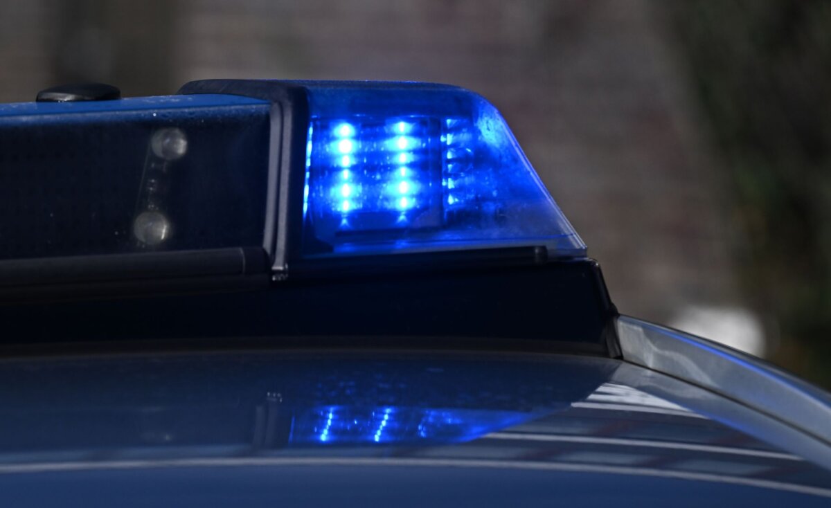 Polizei - Symbolbild In einer gefährlichen Situation in Kreuzberg schießt ein Polizist auf ein Auto. (Symbolbild)