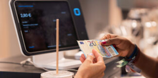 Mit Karte, bitte! Neue Regeln für Gastro und Co. sollen für das Ende von „Cash-only“ sorgen Bargeld ist in vielen Cafés und Restaurants immer gerne gesehen. Doch schon bald soll Schluss sein mit „Cash-only“. Bild: iStock / Getty Images Plus / Alida Garcia