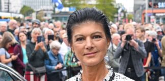 Die Politikerin Sahra Wagenknecht (BSW) kommt zu einer Wahlkampfveranstaltung des BSW auf dem Alexanderplatz.