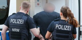 Die «Hells Angels» und die Spur des schmutzigen Geldes Ein Mann aus dem Umfeld der «Hells Angels» wird in Duisburg abgeführt.