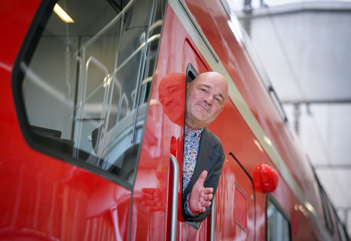 Verkehrsminister Robert Crumbach Brandenburgs Verkehrsminister Robert Crumbach (SPD) will möglichst geringe Belastungen für Fahrgäste bei der Sanierung der Strecke Hannover-Berlin. (Archivbild)