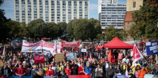 Tausende Menschen demonstrieren in Berlin für sozialen Staat Mit einer Demonstration protestieren Gewerkschaften und Verbände gegen Kürzungen beim Sozialstaat.