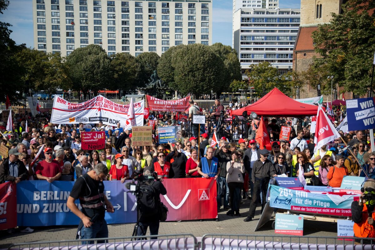 DGB-Aktionstag für den Sozialstaat - Berlin Mit einer Demonstration protestieren Gewerkschaften und Verbände gegen Kürzungen beim Sozialstaat.