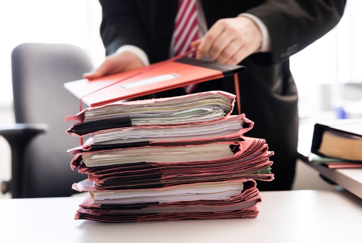 Ermittlungsakten der Staatsanwaltschaft Die Ermittlungen wurden nun nach Durchsuchungen in fünf Bundesländern in der vergangenen Woche eingeleitet. (Symbolbild)