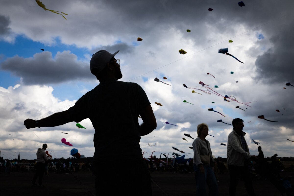 Festival der Riesendrachen Der Sonntag bringt gelegentlichen Regen nach Berlin und Brandenburg.