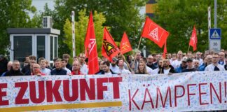 Am bundesweiten Aktionstag der IG Metall demonstrieren Beschäftige vor dem VW-Motorenwerk in Chemnitz.