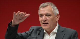 Der Linke-Bundestagsabgeordnete und frühere Parteichef Jan van Aken findet die aktuelle Kritik an der Linke überzogen. (Archivbild) 
