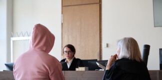 Ein 46-Jähriger, der als Dragqueen über Berlin hinaus bekannt wurde, erhielt wegen Besitzes von Kinderpornografie zehn Monate Haft auf Bewährung.