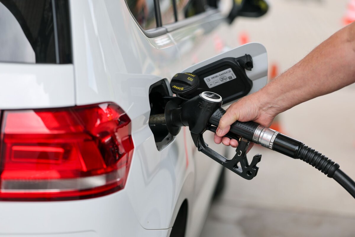 Tanken - Diesel Tanken bleibt angesichts hoher Ölpreise teuer. (Symbolbild)