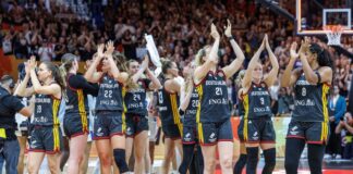 Wolfenbüttel und Belem: Wie die Basketballerinnen aufstiegen Die Basketballerinnen bedanken sich nach dem Halbfinale.
