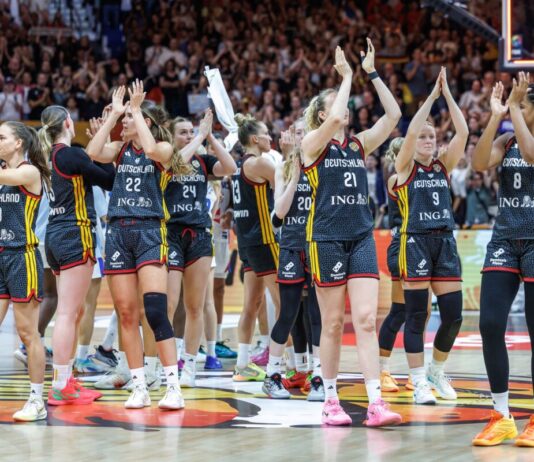 Wolfenbüttel und Belem: Wie die Basketballerinnen aufstiegen Die Basketballerinnen bedanken sich nach dem Halbfinale.