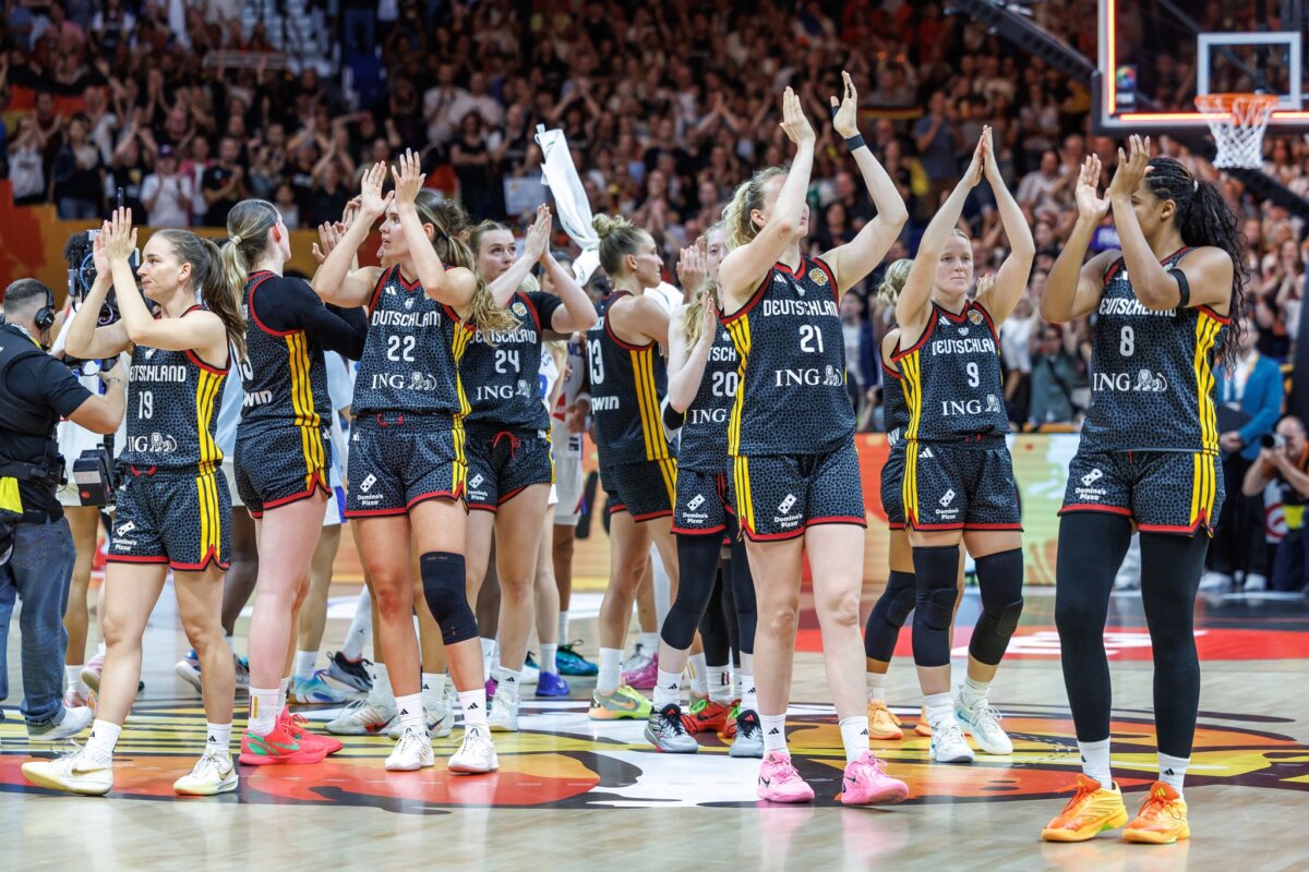 Frankreich - Deutschland Die Basketballerinnen bedanken sich nach dem Halbfinale.