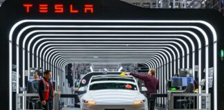 Tesla erhöht Gehälter in Grünheide um bis zu fünf Prozent Der US-Elektroautobauer Tesla erhöht erneut die Gehälter. (Archivbild)