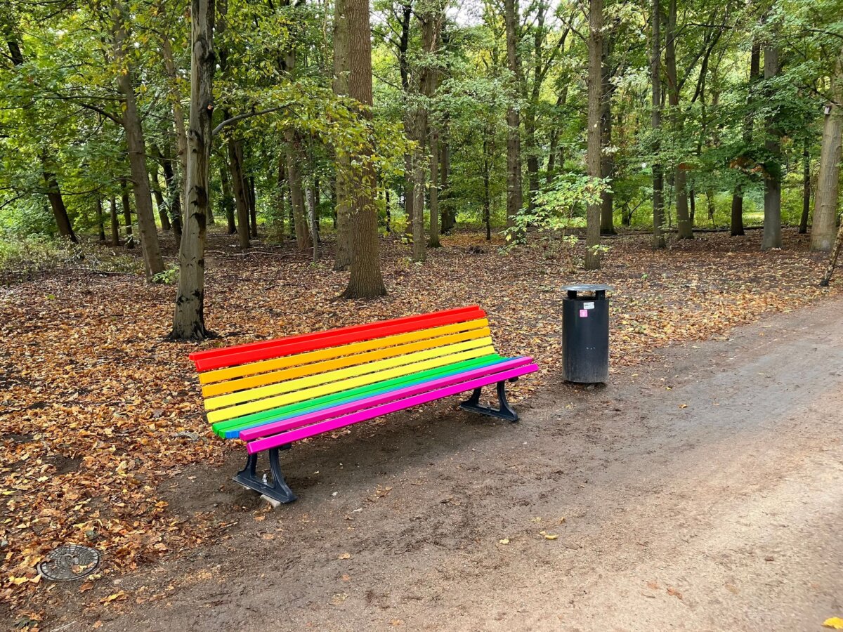 Regenbogen-Bank an CSD-Gedenkstätte erneuert Die Regenbogen-Bank erinnert im Berliner Tiergarten an den islamistischen CSD-Terroranschlag.