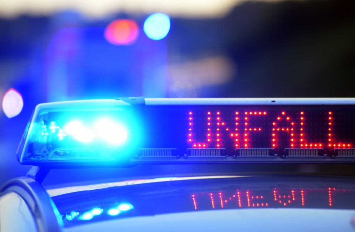 Polizei sichert Unfallstelle Der 38-Jährige prallte mit seinem Auto gegen vier Fahrzeuge. (Symbolbild)
