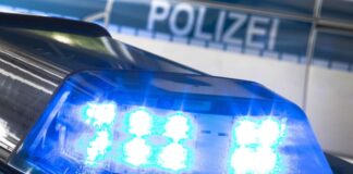 Lkw stürzt auf Autobahn um – Fahrer stirbt Die Sperrung wird voraussichtlich noch zwei Stunden andauern. (Symbolbild)