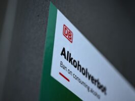 Alkoholverbot bei der Bahn ohne Auffälligkeiten gestartet Schilder weisen auf das Alkoholverbot am Berliner Hauptbahnhof hin.